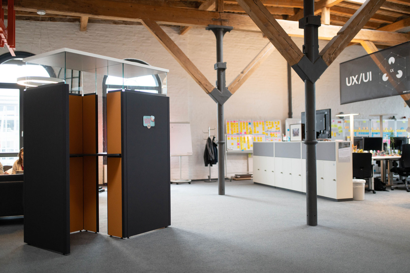 Büro mit Holzbalken und UX-UI-Banner