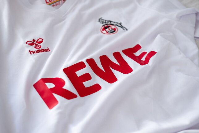Symbolic image for the best live football experience: a jersey from 1. FC Köln with the sponsor print of REWE.